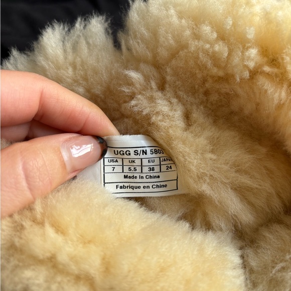 ORIGINAL Ugg Australia! Bailey Button size 7 in color sand - Picture 4 of 8